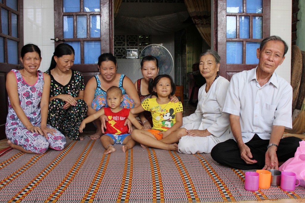 Ho Thi Thiu and her family