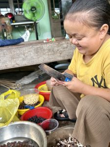 Huyen peeling lotus seeds.